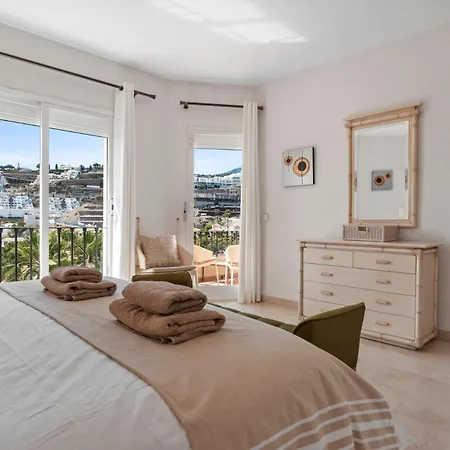 Apartment La Quinta Hills - Modern Andalusian-style With Rooftop Terrace